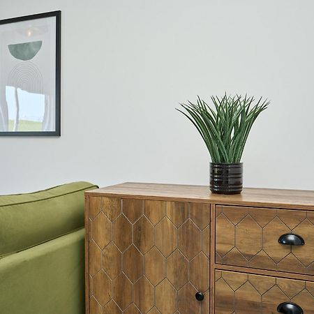 Spacious 1 Bed Apt - Stunning Views & Private Parking - 5 Mins To Beach - Dog Friendly - Close To Ventnor, Shanklin & Sandown - Ideal For Friends, Families & Business Travellers - Sleeps Up To 4 Guests - Managed By "Greenstay Serviced Accommodation" Bonchurch Eksteriør bilde