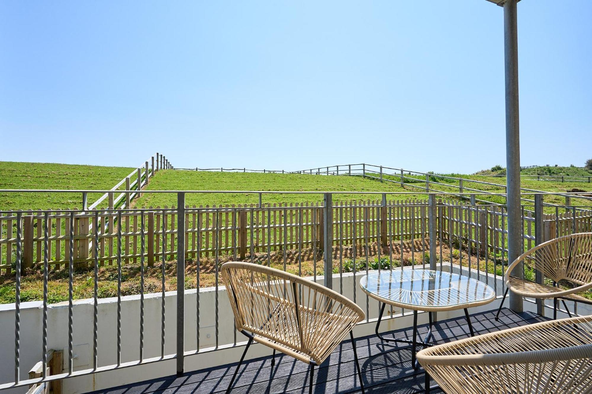 Spacious 1 Bed Apt - Stunning Views & Private Parking - 5 Mins To Beach - Dog Friendly - Close To Ventnor, Shanklin & Sandown - Ideal For Friends, Families & Business Travellers - Sleeps Up To 4 Guests - Managed By "Greenstay Serviced Accommodation" Bonchurch Eksteriør bilde