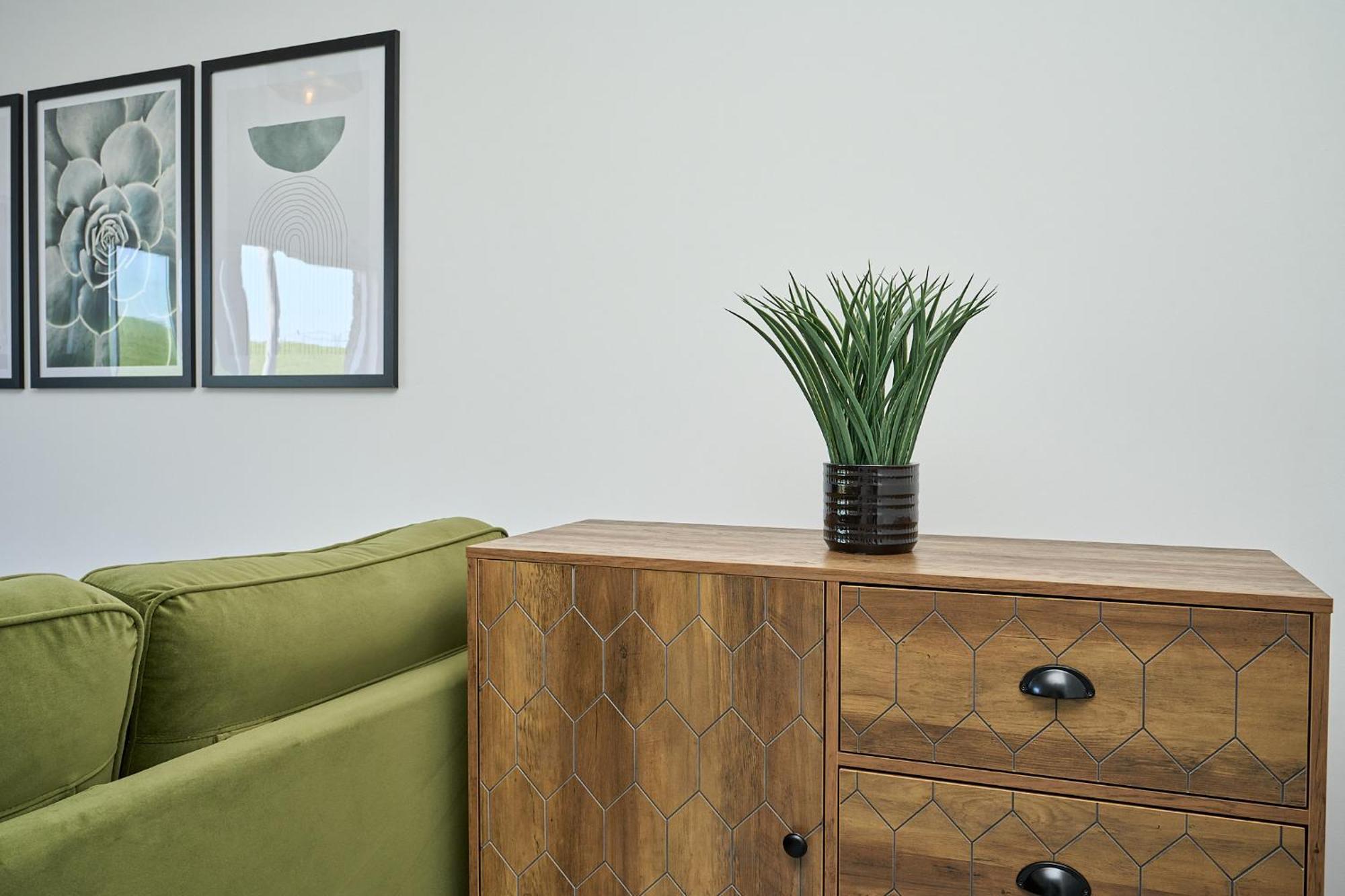 Spacious 1 Bed Apt - Stunning Views & Private Parking - 5 Mins To Beach - Dog Friendly - Close To Ventnor, Shanklin & Sandown - Ideal For Friends, Families & Business Travellers - Sleeps Up To 4 Guests - Managed By "Greenstay Serviced Accommodation" Bonchurch Eksteriør bilde