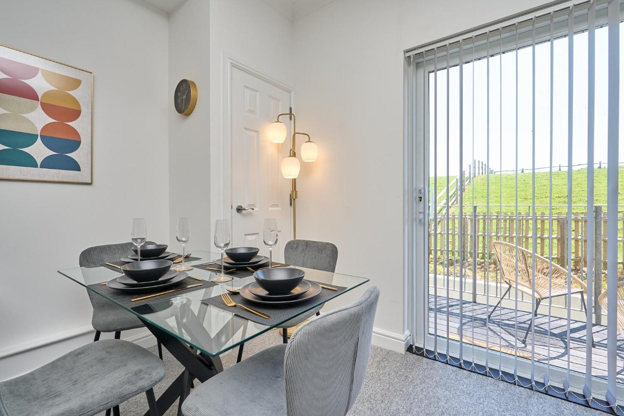 Spacious 1 Bed Apt - Stunning Views & Private Parking - 5 Mins To Beach - Dog Friendly - Close To Ventnor, Shanklin & Sandown - Ideal For Friends, Families & Business Travellers - Sleeps Up To 4 Guests - Managed By "Greenstay Serviced Accommodation" Bonchurch Eksteriør bilde