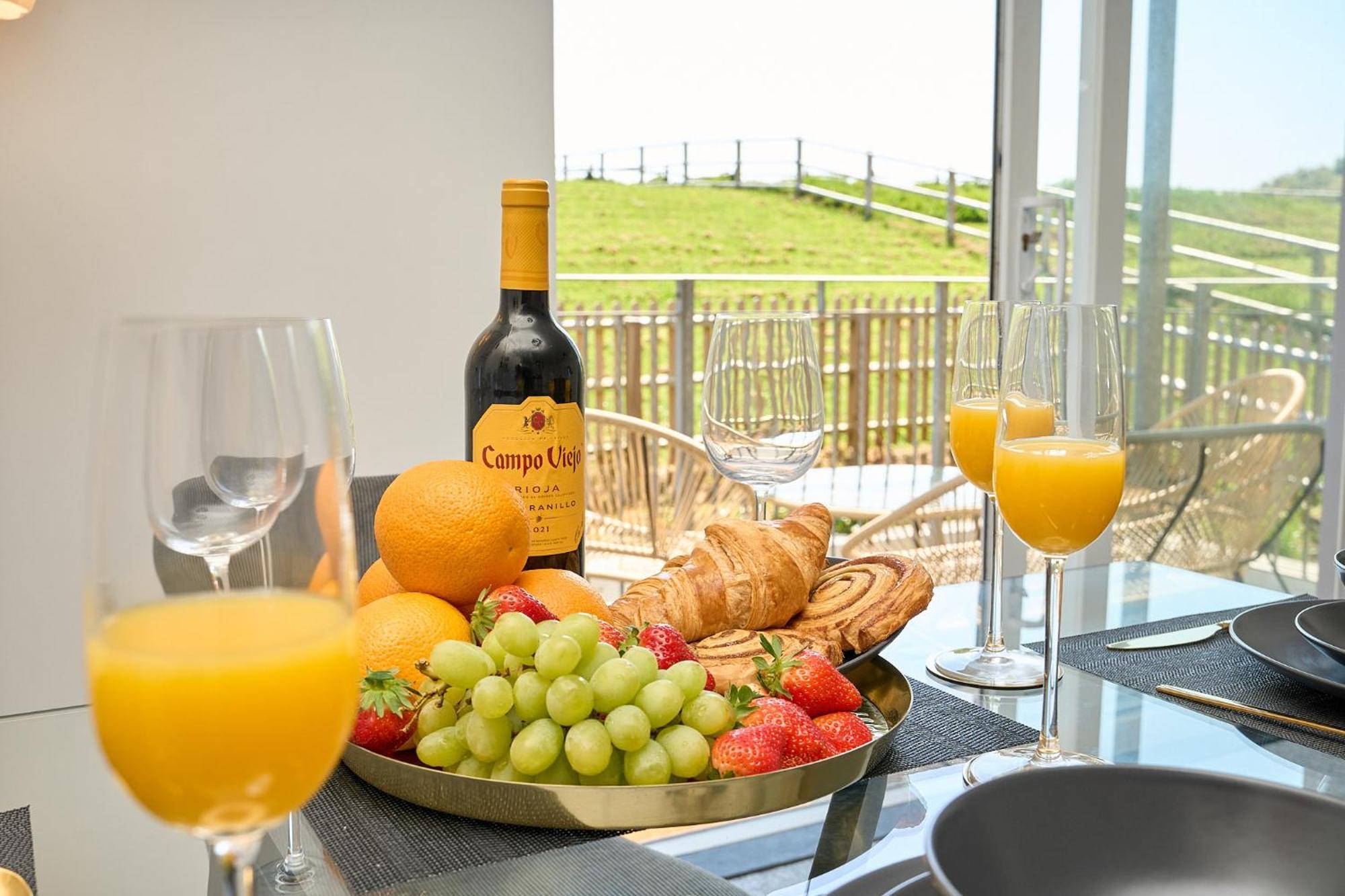 Spacious 1 Bed Apt - Stunning Views & Private Parking - 5 Mins To Beach - Dog Friendly - Close To Ventnor, Shanklin & Sandown - Ideal For Friends, Families & Business Travellers - Sleeps Up To 4 Guests - Managed By "Greenstay Serviced Accommodation" Bonchurch Eksteriør bilde