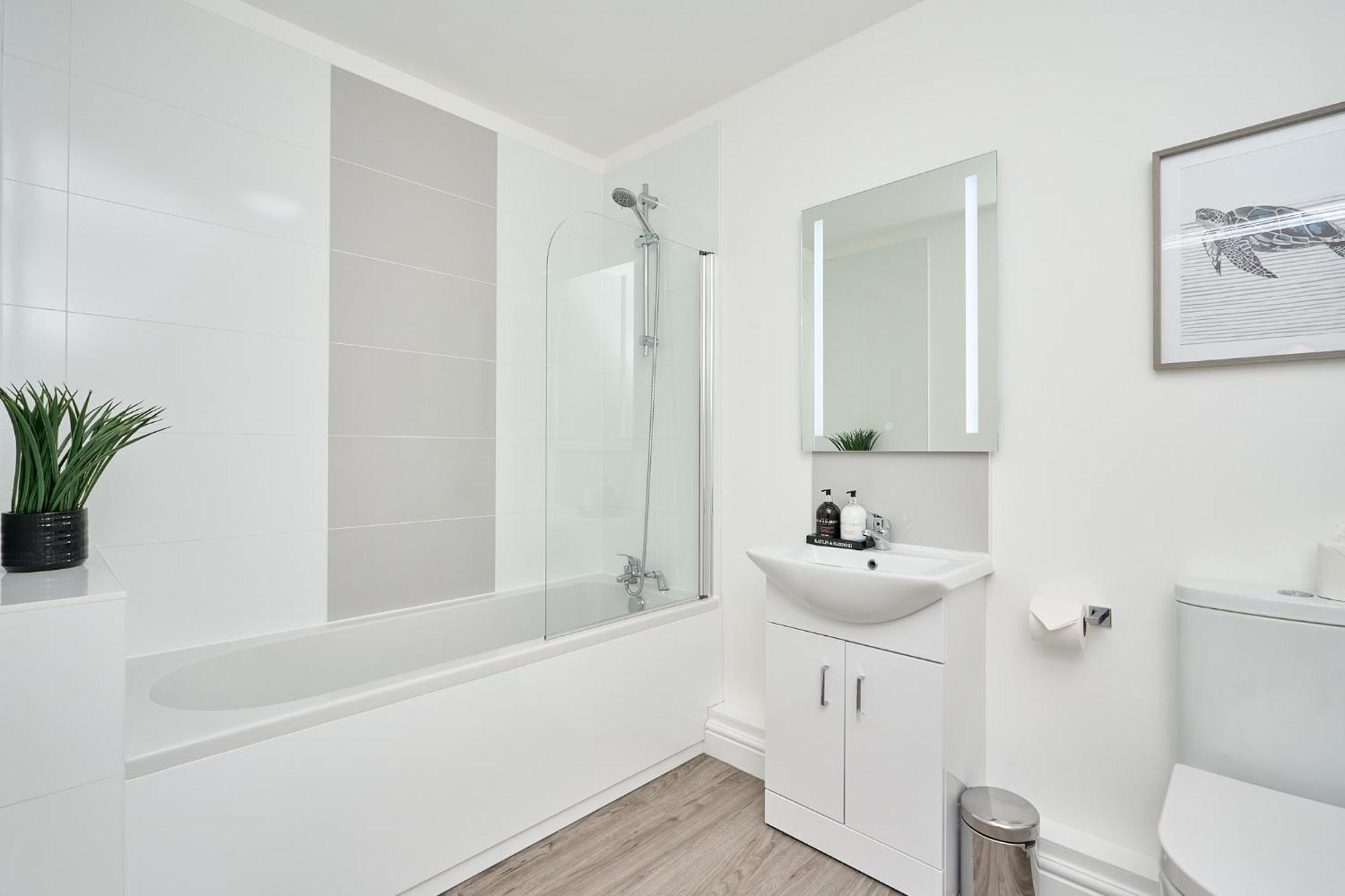 Spacious 1 Bed Apt - Stunning Views & Private Parking - 5 Mins To Beach - Dog Friendly - Close To Ventnor, Shanklin & Sandown - Ideal For Friends, Families & Business Travellers - Sleeps Up To 4 Guests - Managed By "Greenstay Serviced Accommodation" Bonchurch Eksteriør bilde