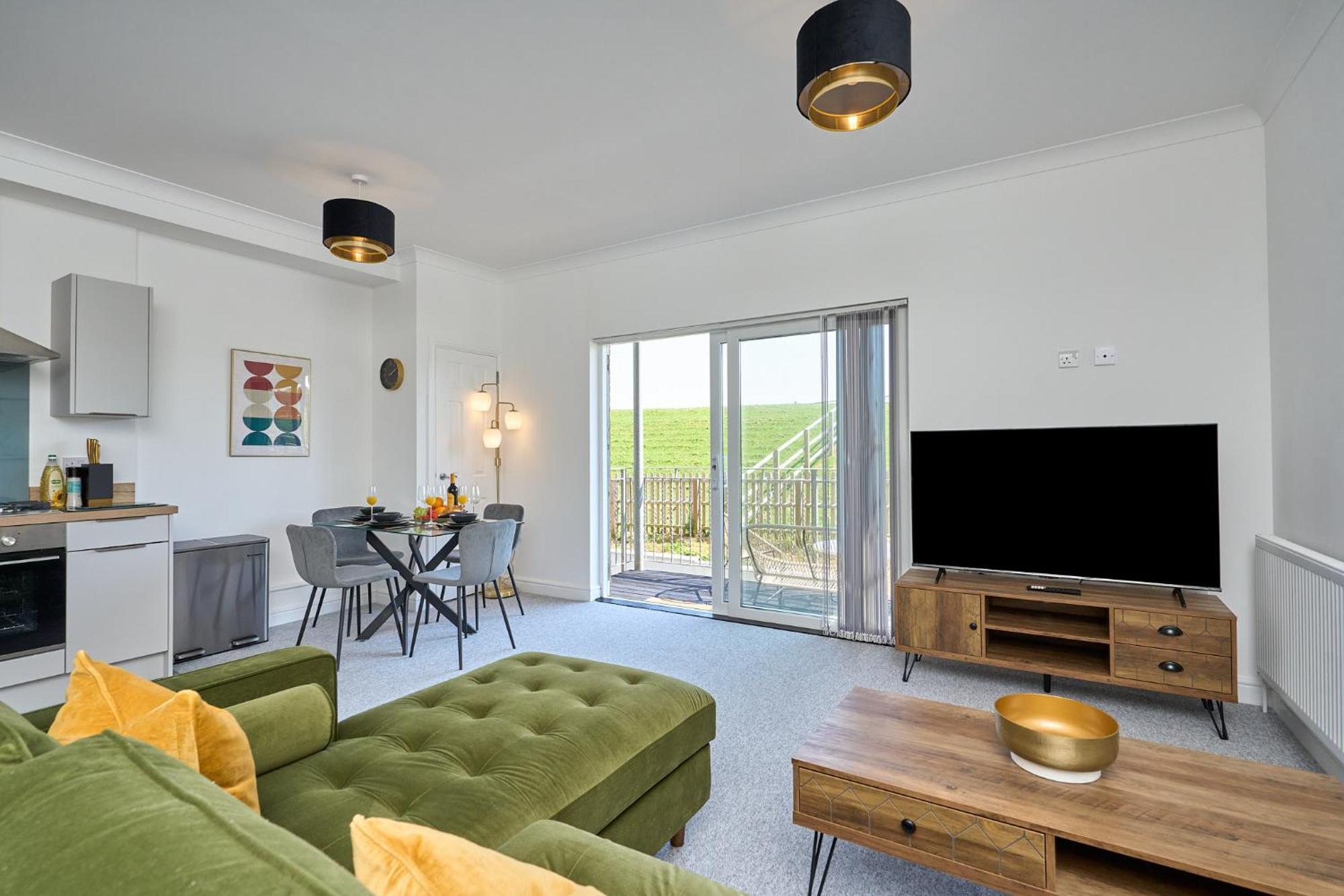 Spacious 1 Bed Apt - Stunning Views & Private Parking - 5 Mins To Beach - Dog Friendly - Close To Ventnor, Shanklin & Sandown - Ideal For Friends, Families & Business Travellers - Sleeps Up To 4 Guests - Managed By "Greenstay Serviced Accommodation" Bonchurch Eksteriør bilde