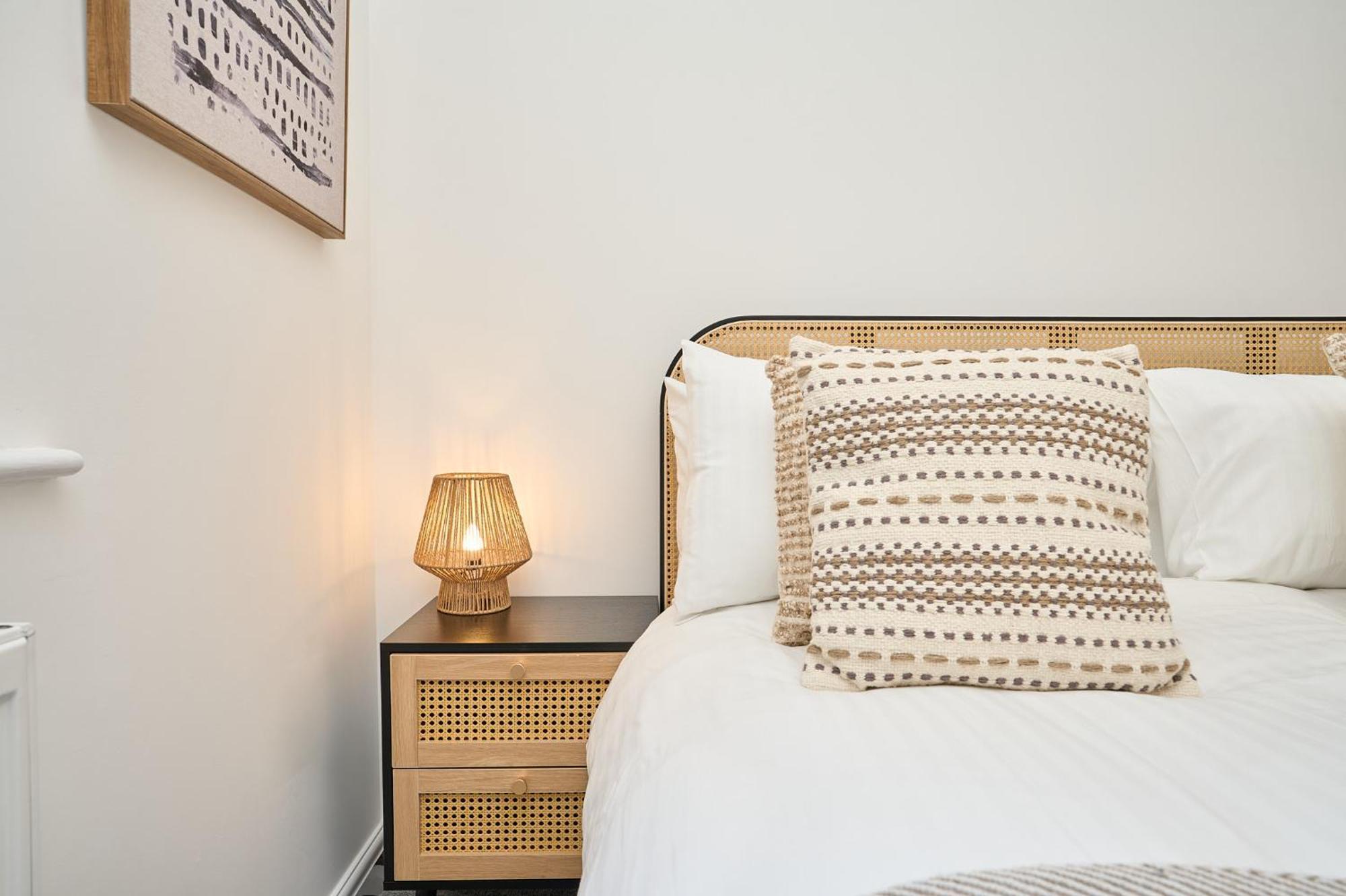 Spacious 1 Bed Apt - Stunning Views & Private Parking - 5 Mins To Beach - Dog Friendly - Close To Ventnor, Shanklin & Sandown - Ideal For Friends, Families & Business Travellers - Sleeps Up To 4 Guests - Managed By "Greenstay Serviced Accommodation" Bonchurch Eksteriør bilde